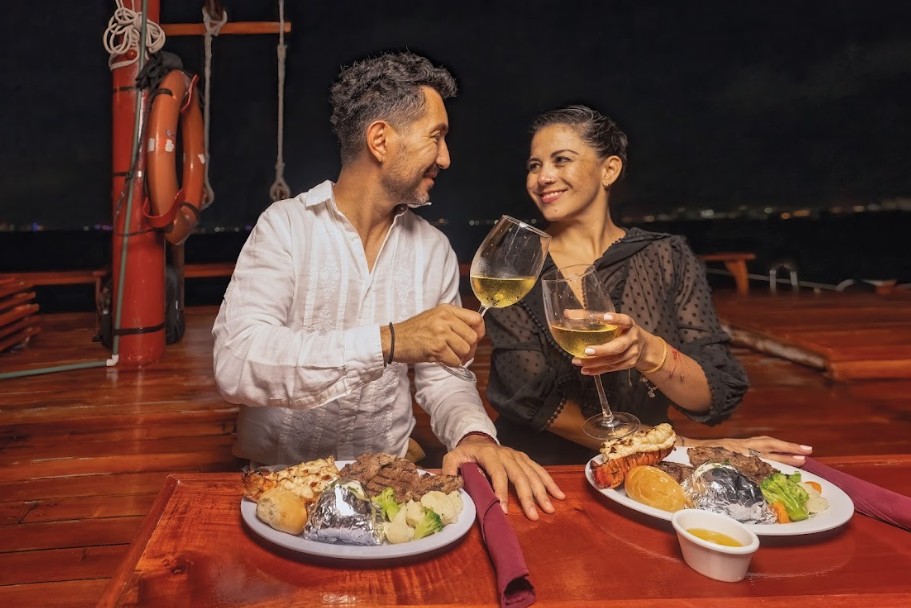 pareja en cena romántica en cancún 