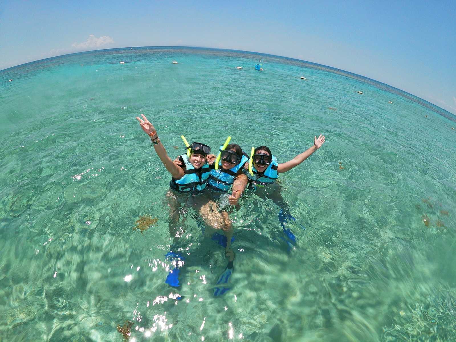 amigas haciendo snorkel en cancun isla mujeres