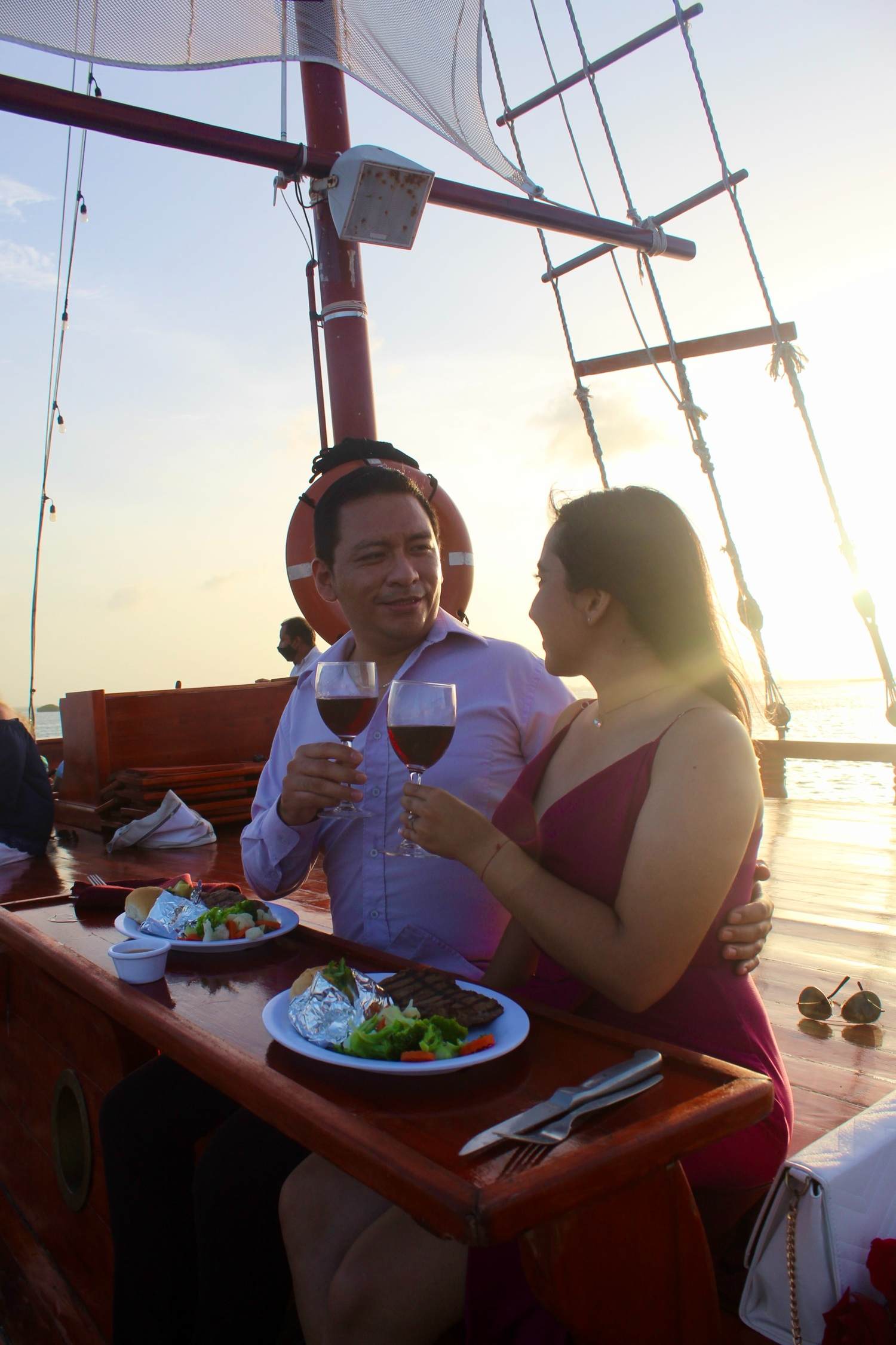 pareja comiendo langosta en Cancun abordo del Columbus Cruise 