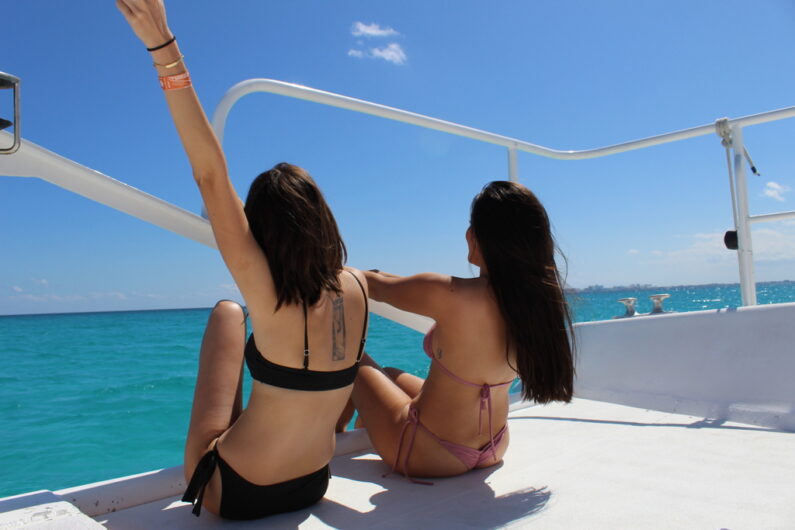 mujeres en un tour de catamarán a Isla Mujeres