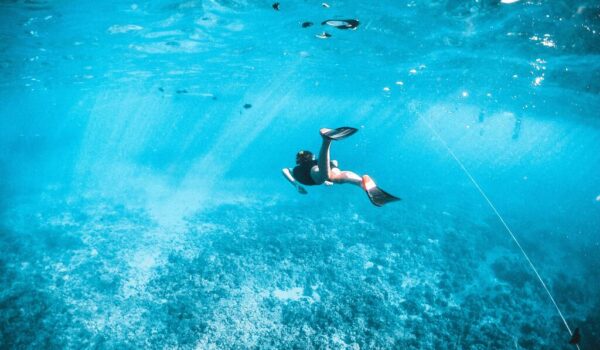 mujer hace tour de snorkel de cancun a isla mujeres