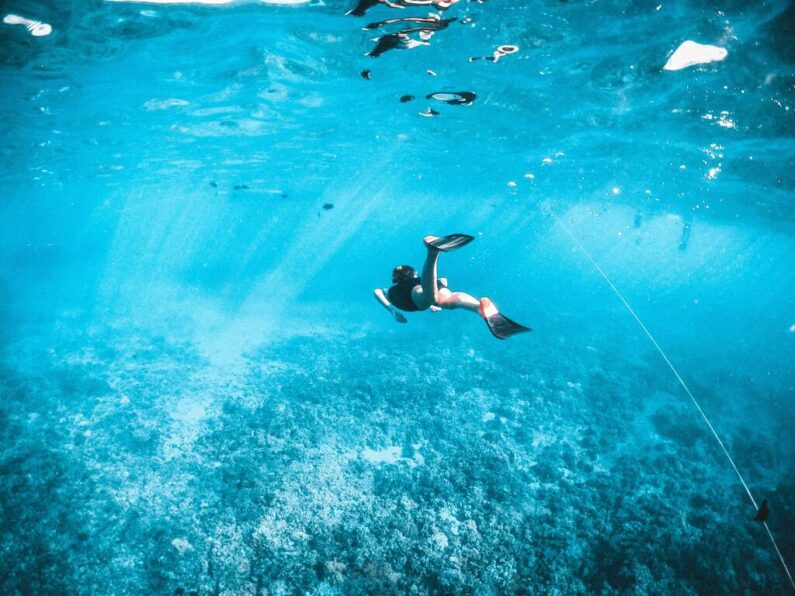 mujer hace tour de snorkel de cancun a isla mujeres