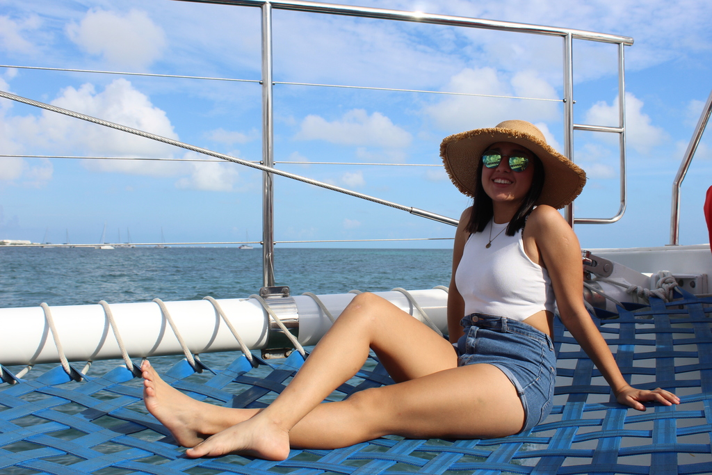 mujer hace tour de snorkel de cancun a isla mujeres