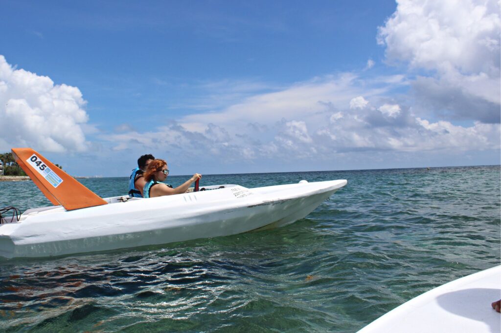 speed boat de jungle tour de Aquatours en el mar caribe