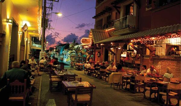 centro-de-isla-mujeres-de-noche