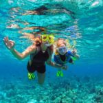 mamá e hija haciendo snorkel en isla mujeres