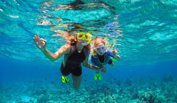 mamá e hija haciendo snorkel en isla mujeres