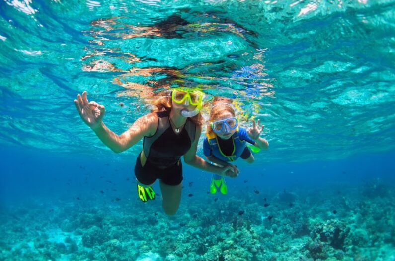 mamá e hija haciendo snorkel en isla mujeres