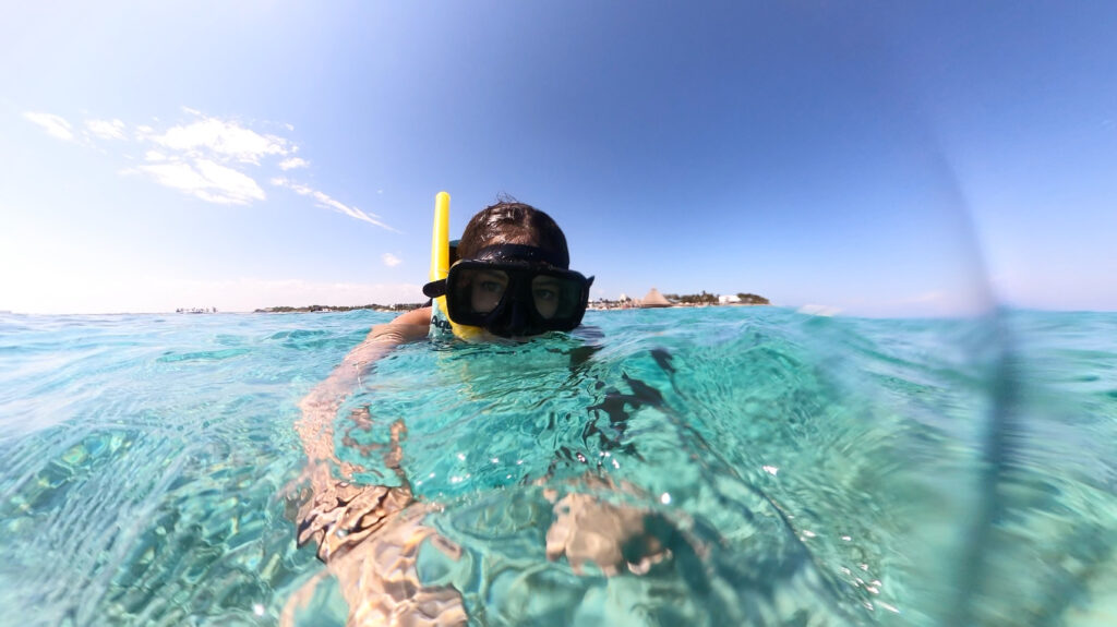 mujer haciendo snorkel en cancun