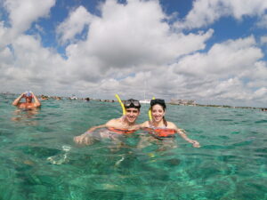 pareja haciendo snorkel en cancun