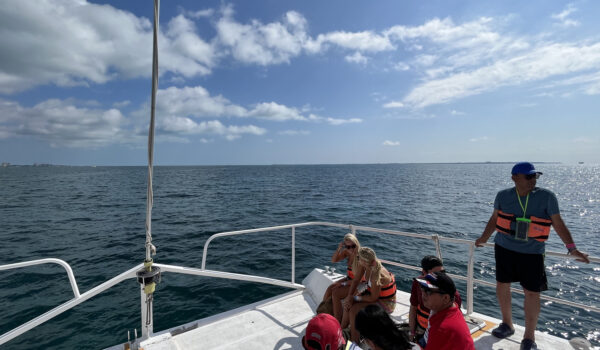 tour de catamaran en cancun en un dia soleado y cielo despejado