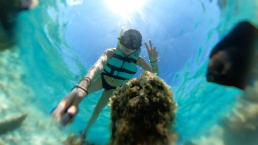 chica haciendo snorkel en cancun