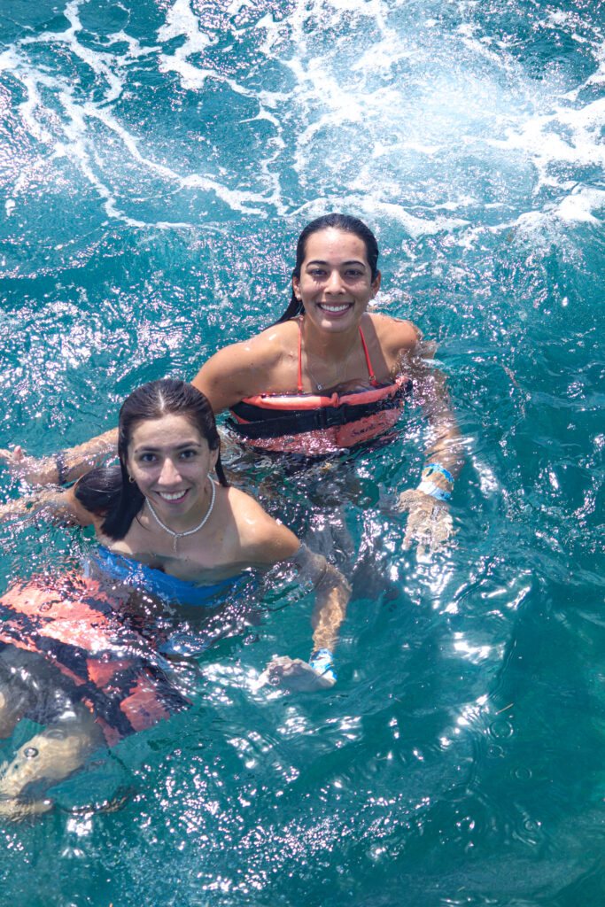 chicas haciendo snorkel en MUSA