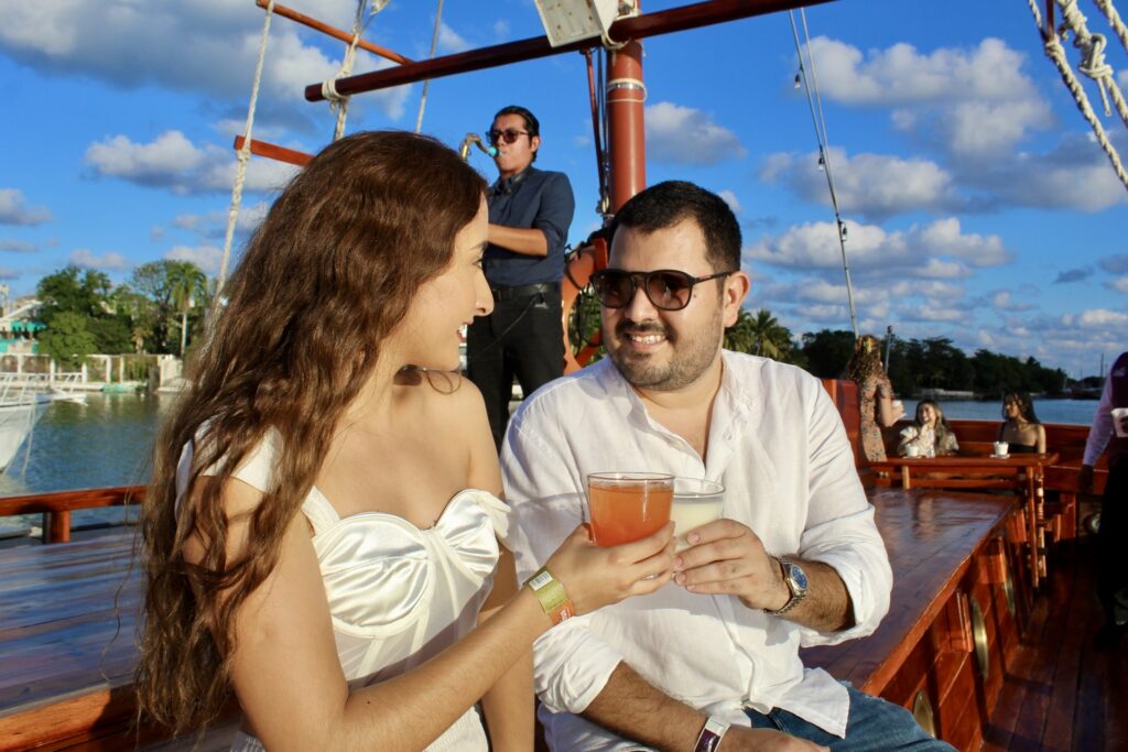 pareja en un tour romantico en cancun