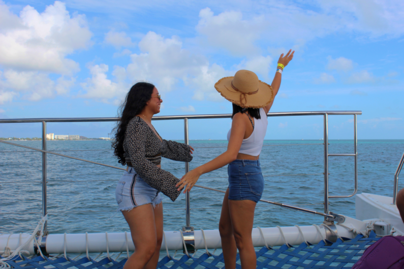 las mejores actividades en isla mujeres en catamaran