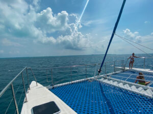 viaje en catamaran desde cancun a isla mujeres