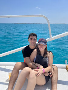 pareja en un viaje en catamaran en cancun