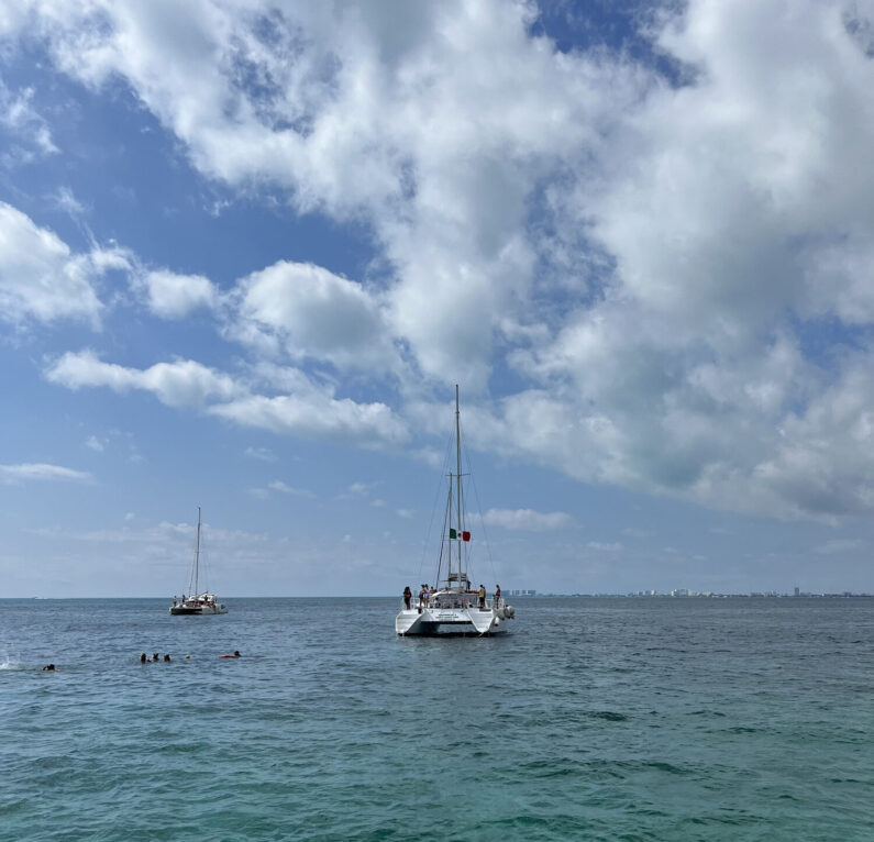 Descubre la Emoción de un Viaje en Catamarán desde Cancún