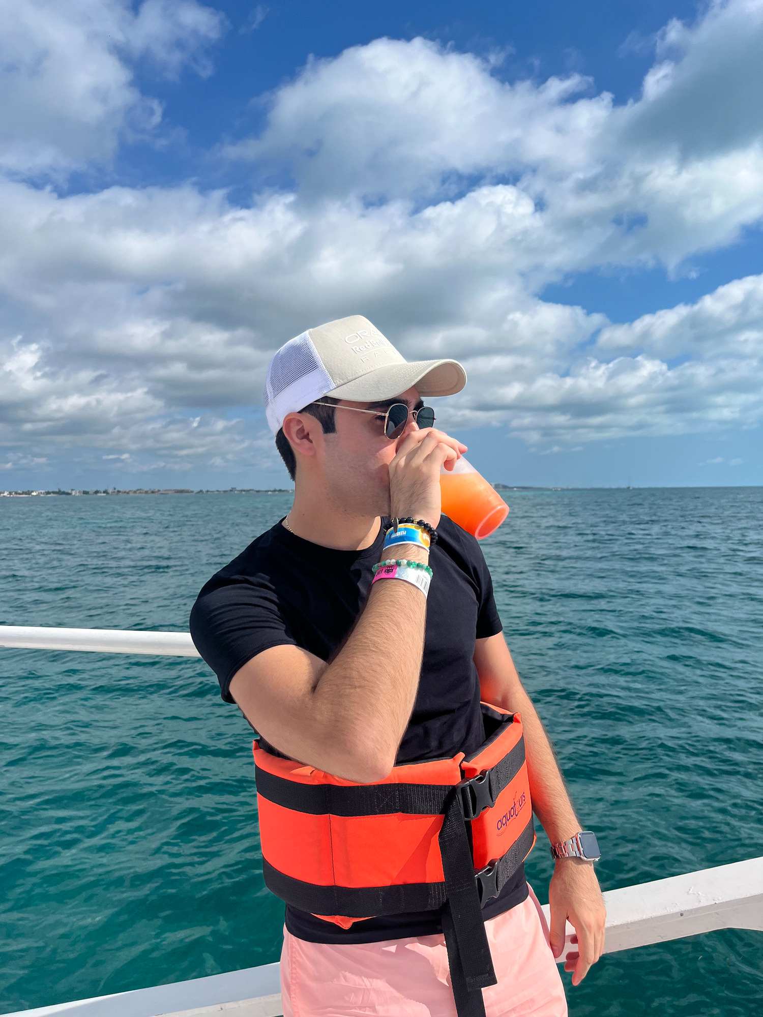 hombre en un tour de catamaran a isla mujeres