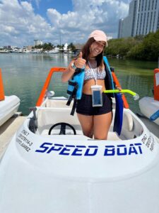 chica en un tour de speed boat en cancun 
