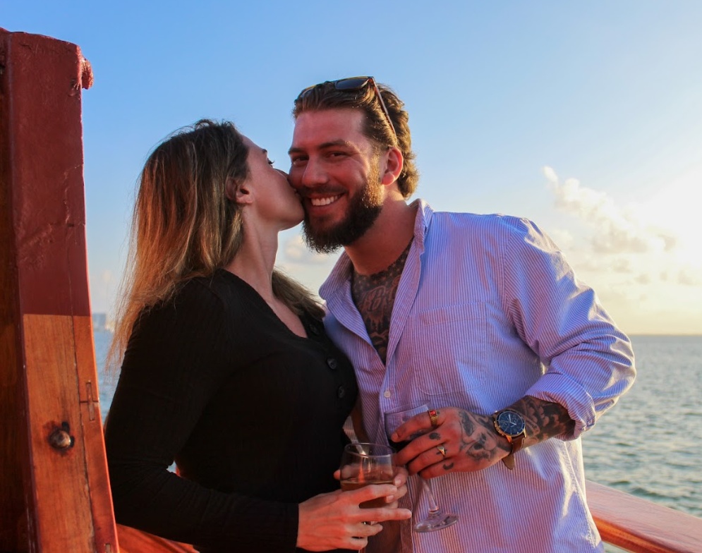 pareja en una cena romantica en cancun