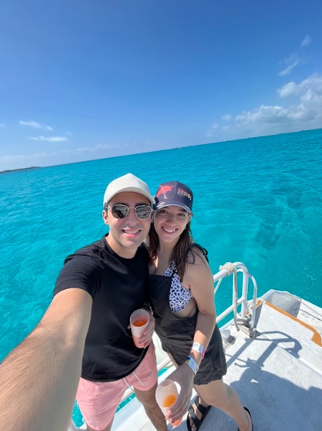 pareja haciendo actividades acuaticas en cancun 